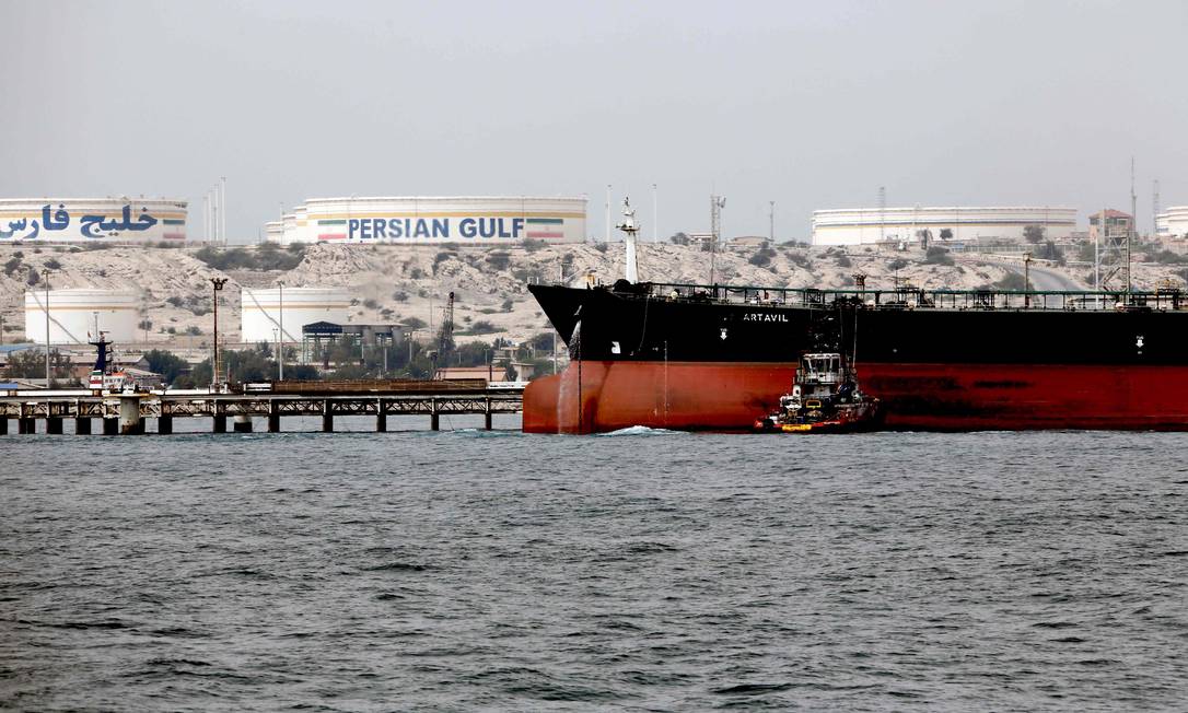 
Foto de arquivo mostra navio-tanque iraniano ancorado nas instalações da Ilha Khark, na costa iraniana do Golfo Pérsico: região é responsável por grande parte da produção de petróleo do mundo
Foto:
ATTA KENARE/AFP/12-03-2017
