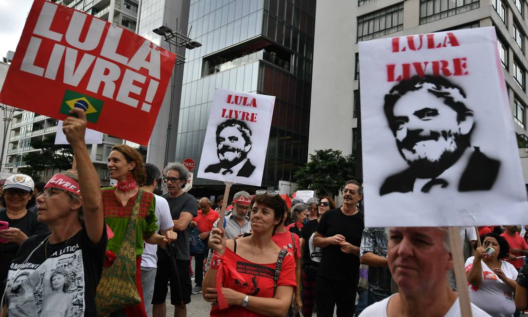 Simpatizantes pedem liberdade do ex-presidente Lula em manifestação na Av. Paulista 07/04/2019 Foto: Nelson Almeida / AFP