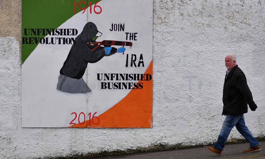 Cartaz em Londonderry, na Irlanda del Norte, exalta Novo IRA Foto: AFP / AFP