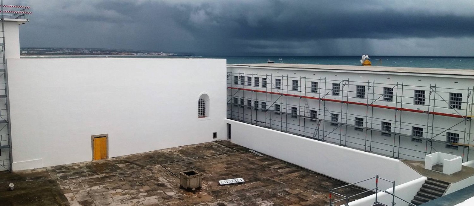 De costas para o mar. Na Fortaleza de Peniche, construída no século XVIII e usada como prisão pela ditadura, as celas eram voltadas para o pátio interno Foto: Gian Amato 