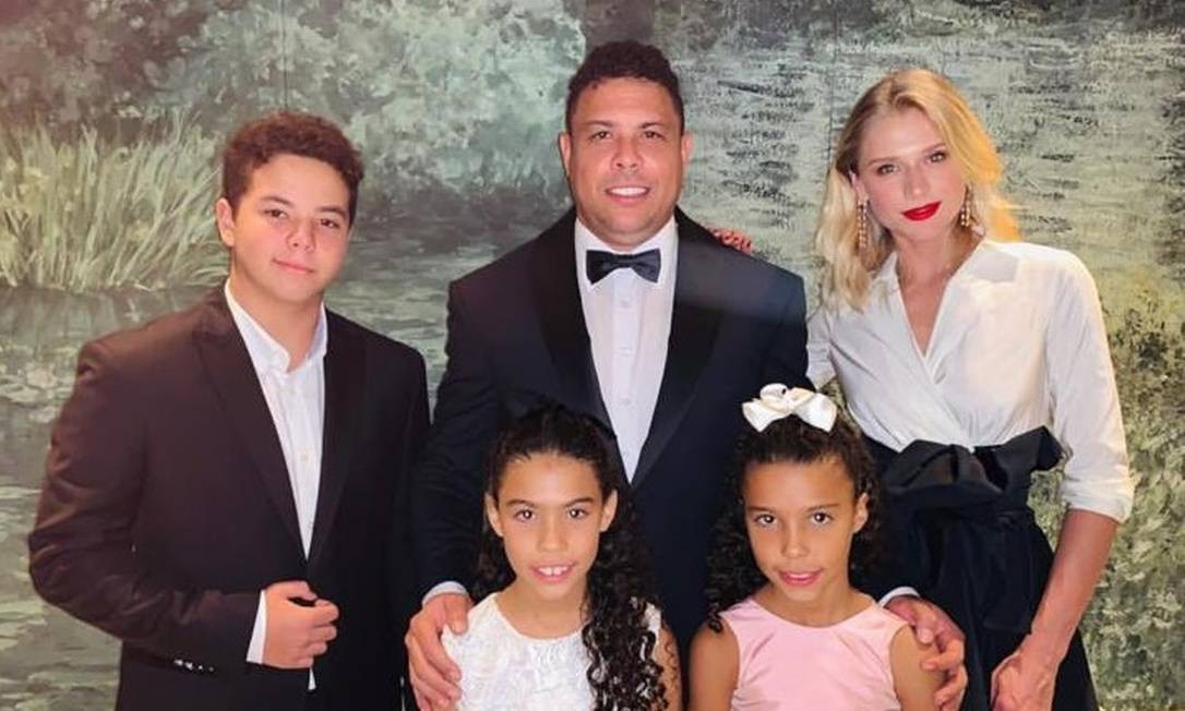 Celina, Ronaldo e três dos quatro filhos do ex-jogador Foto: Reprodução/ Instagram