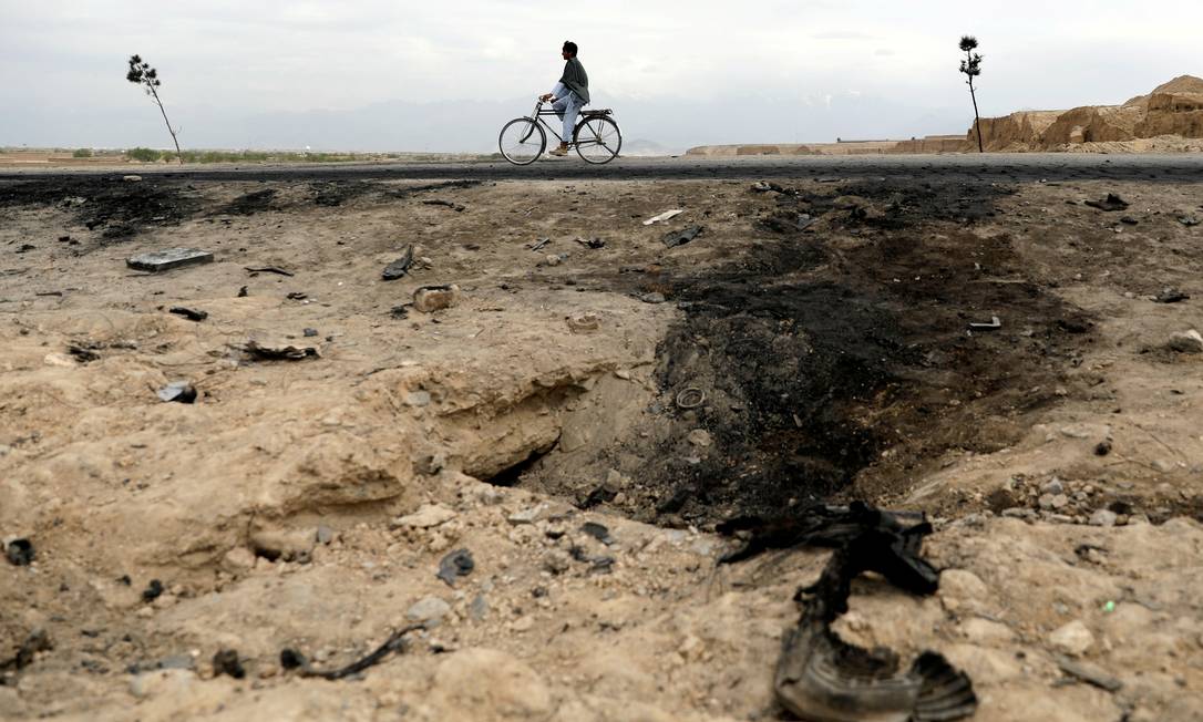 Afegão anda de bicicleta perto de alvo de bombardeio que matou soldados americanos, no Afeganistão Foto: Mohammad Ismail 09-04-2019 / REUTERS
