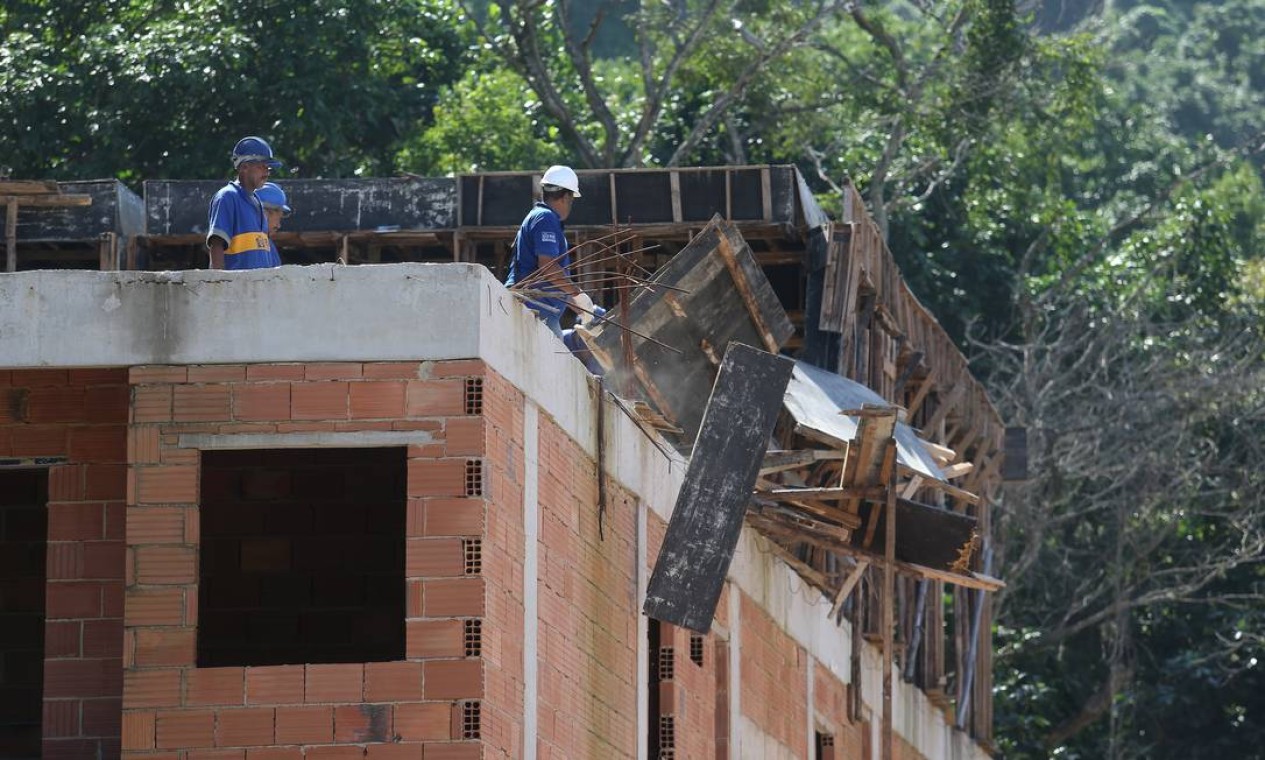 Previsão é de que a primeira fase do trabalho dure cerca de 30 dias. Outros cinco prédios se encontram parcialmente interditados Foto: Guilherme Pinto / Agência O Globo