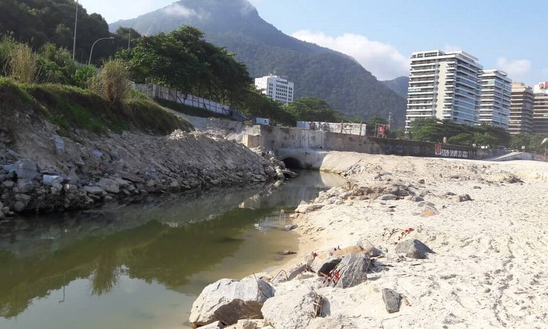 Em São Conrado, uma obra na galeria de drenagem localizada na ponta da praia oposta à Niemeyer virou uma espécie de língua negra Foto: Agência O Globo