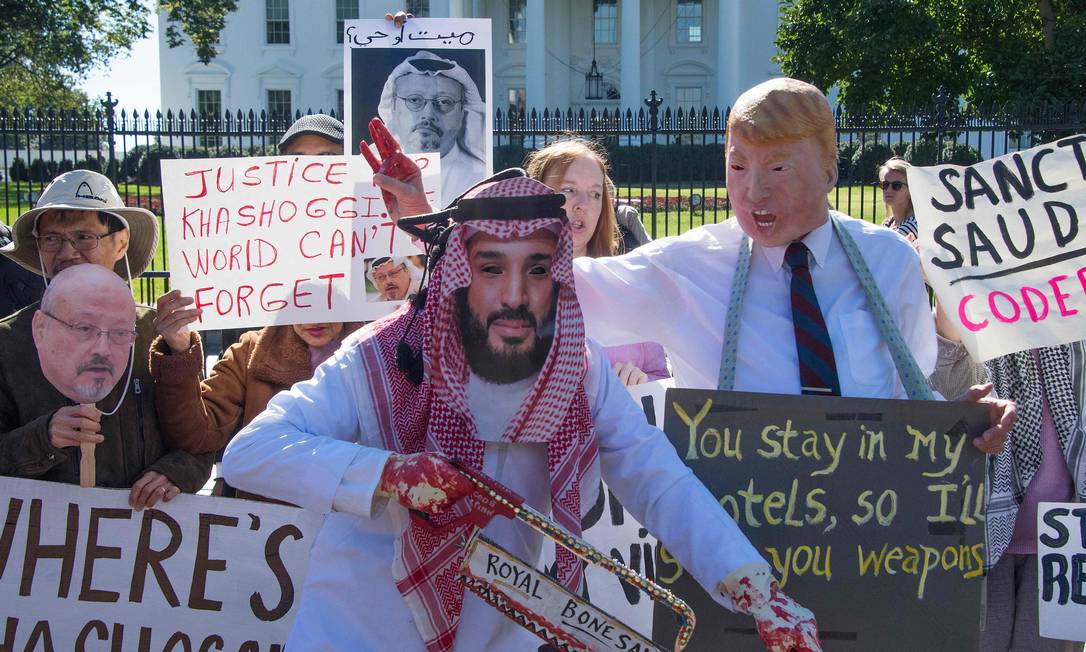 Manifestantes vestidos como o príncipe herdeiro da Arábia Saudita, Mohammed Bin Salman, e o presidente dos Estados Unidos, Donald Trump, protestam diante da Casa Branca em Washington, DC, em 19 de outubro de 2018, exigindo justiça pelo jornalista saudita assassinado Jamal Khashoggi Foto: JIM WATSON / AFP