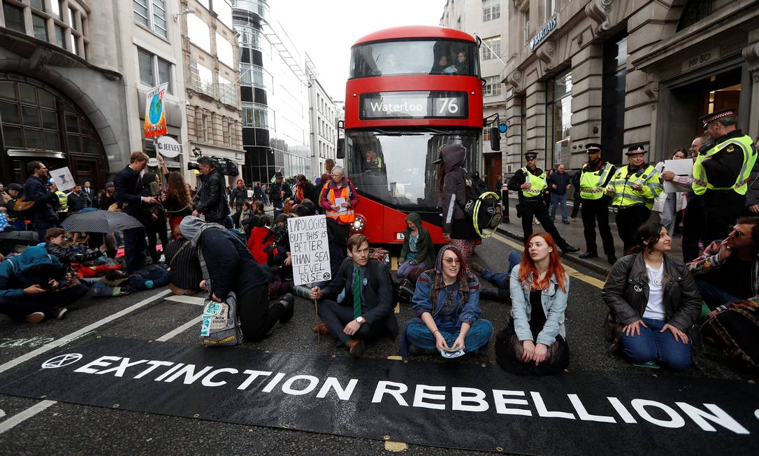 Demonstrators block traffic at Fleet Street during the Extinction Rebellion protest in London, Britain April 25, 2019. REUTERS/Peter Nicholls Foto: PETER NICHOLLS / REUTERS