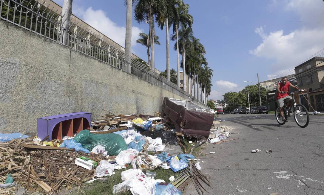 Montanha de lixo na Rua Doutor Manuel Cotrim Foto: Marcio Alves / AgÃªncia O Globo