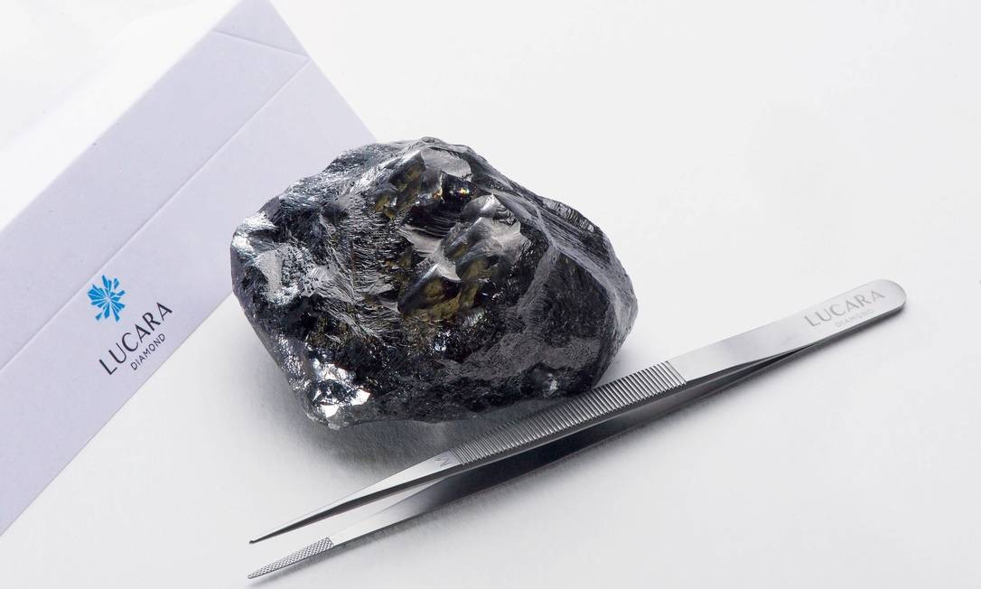 O diamante ao lado de uma pinça. Foto: HANDOUT / REUTERS