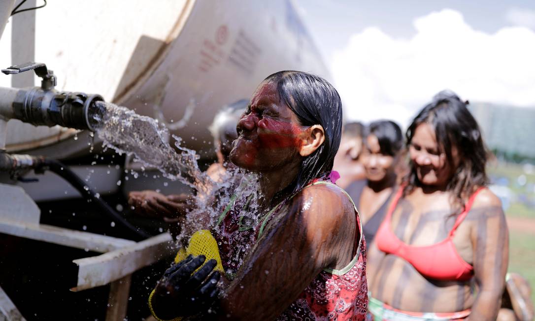 Indígena da etnia kayapó se refresca durante o Acampamento Terra Livre, encerrado neste final de semana em Brasília, em manifestação por seus direitos Foto: NACHO DOCE / REUTERS