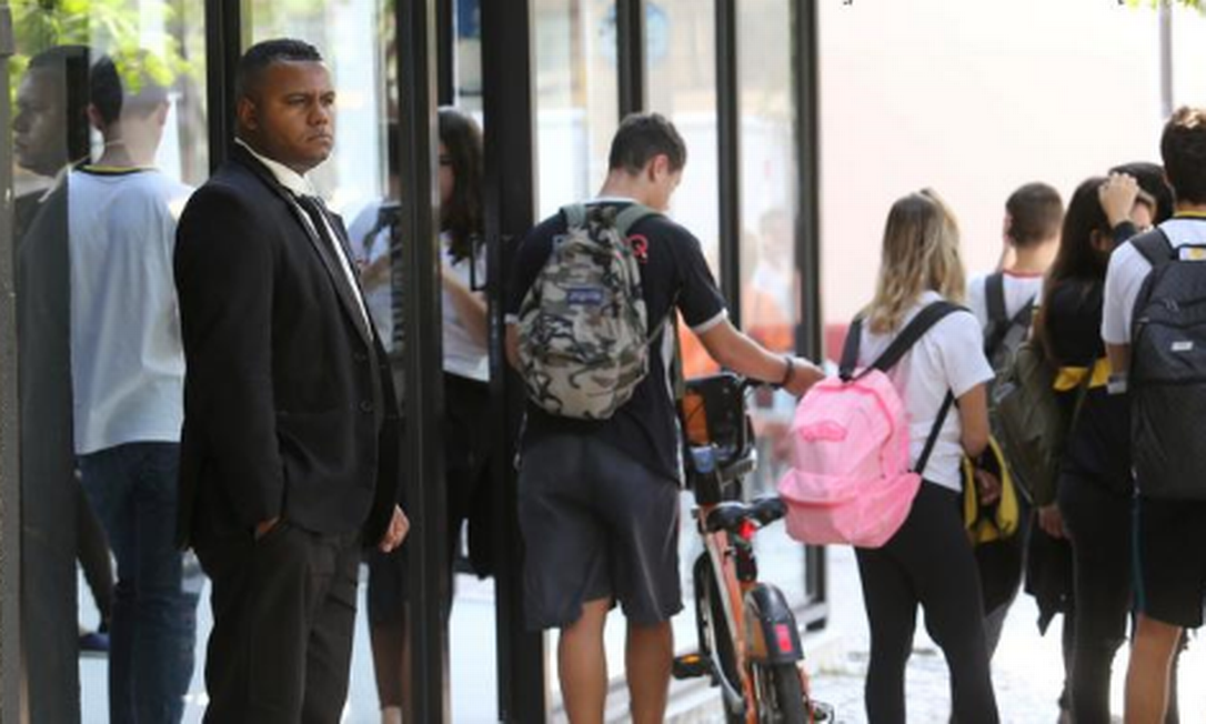 Violência No Rio Leva Escolas Particulares A Contratar Segurança Para