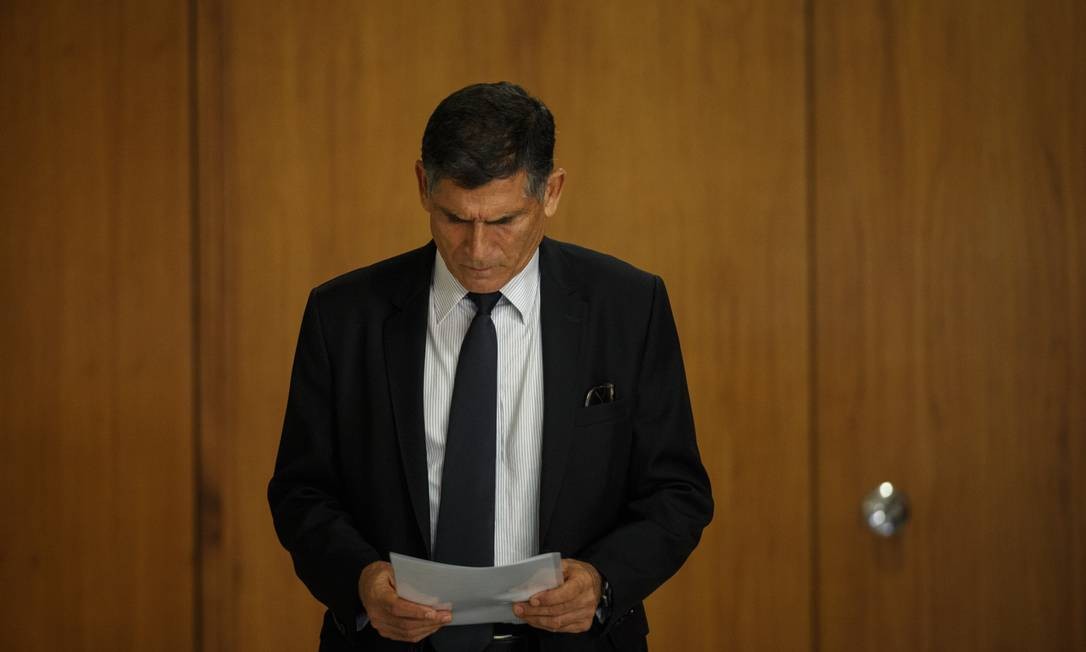 O ministro da Secretaria de Governo da Presidência, Carlos Alberto dos Santos Cruz, que dá expediente no Planalto: interferência em propaganda do Banco do Brasil e instrução para análise prévia de estatais provocou saia-justa Foto: Daniel Marenco / Agência O Globo