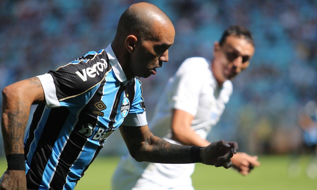 Marcado por Pituca, Diego Tardelli puxa mais um ataque do Grêmio Foto: Richard Ducker / FramePhoto/Agência O Globo