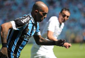 Marcado por Pituca, Diego Tardelli puxa mais um ataque do Grêmio Foto: Richard Ducker / FramePhoto/Agência O Globo