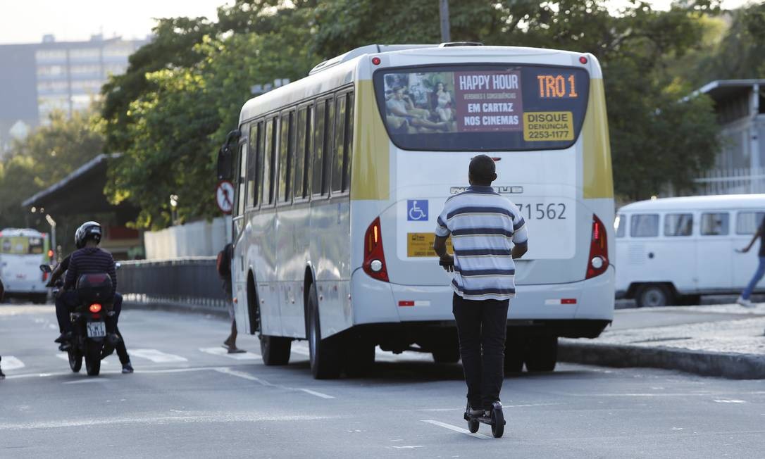 Homem circula com patinete na Avenida Presidente Vargas: imprudência Foto: Thiago Freitas / Agência O Globo