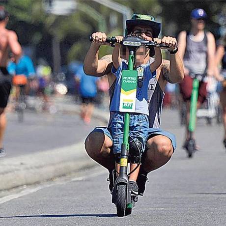 Criança na carona do patinete: não há regras sobre menores Foto: Custódio coimbra