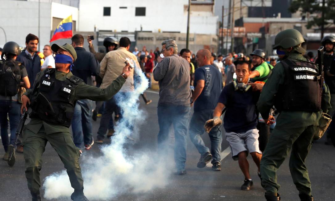 Militar lança bomba de gás lacrimogêneo perto da base La Carlota, em Caracas Foto: CARLOS GARCIA RAWLINS 30-04-2019 / REUTERS