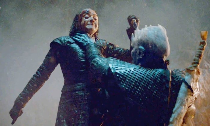 Arya usa a adaga de aço valiriano para matar o Rei da Noite Foto: Divulgação