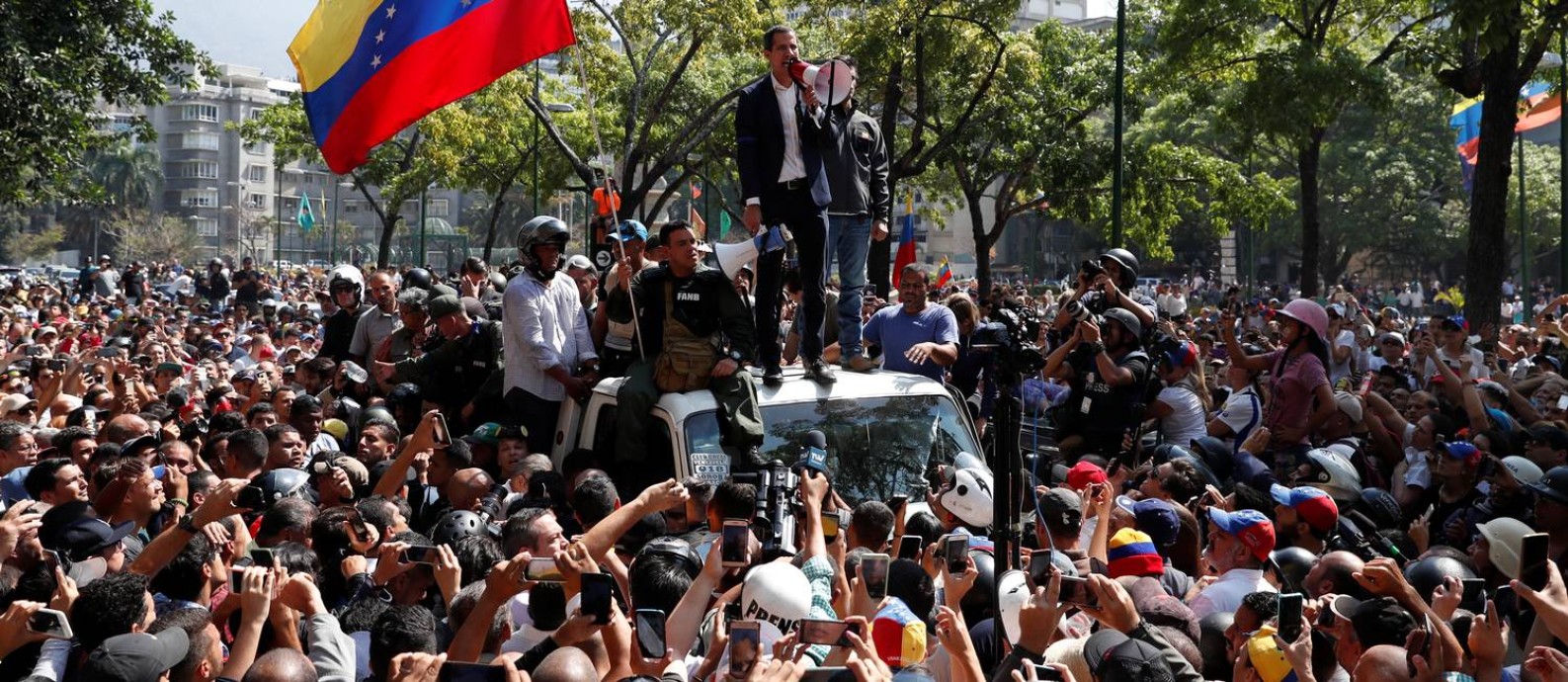 Opositor Juan Guaidó fala a apoiadores em Caracas após anunciar operação com apoio de militares contra o governo de Nicolás Maduro Foto: CARLOS GARCIA RAWLINS / REUTERS