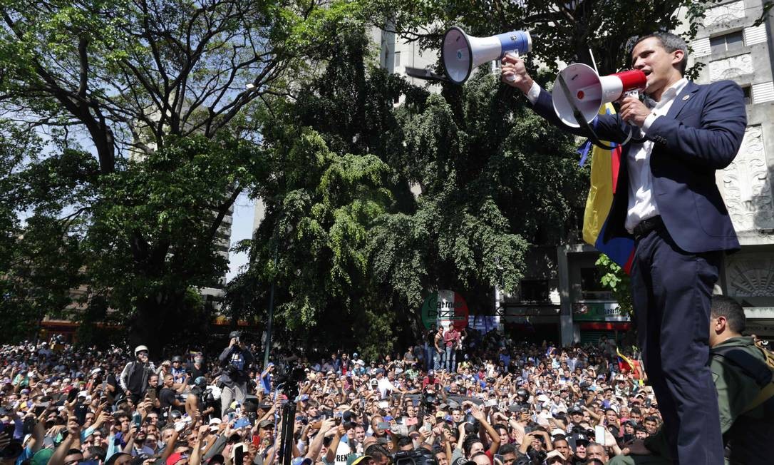 O líder da oposição venezuelana e autoproclamado presidente em exercício Juan Guaidó discursa em Caracas Foto: CRISTIAN HERNANDEZ / AFP