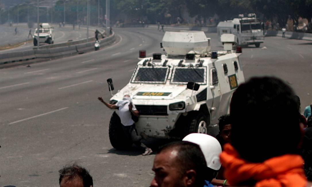 Veículo blindado atropela manifestante perto de quartel em Caracas Foto: UESLEI MARCELINO / Agência O Globo
