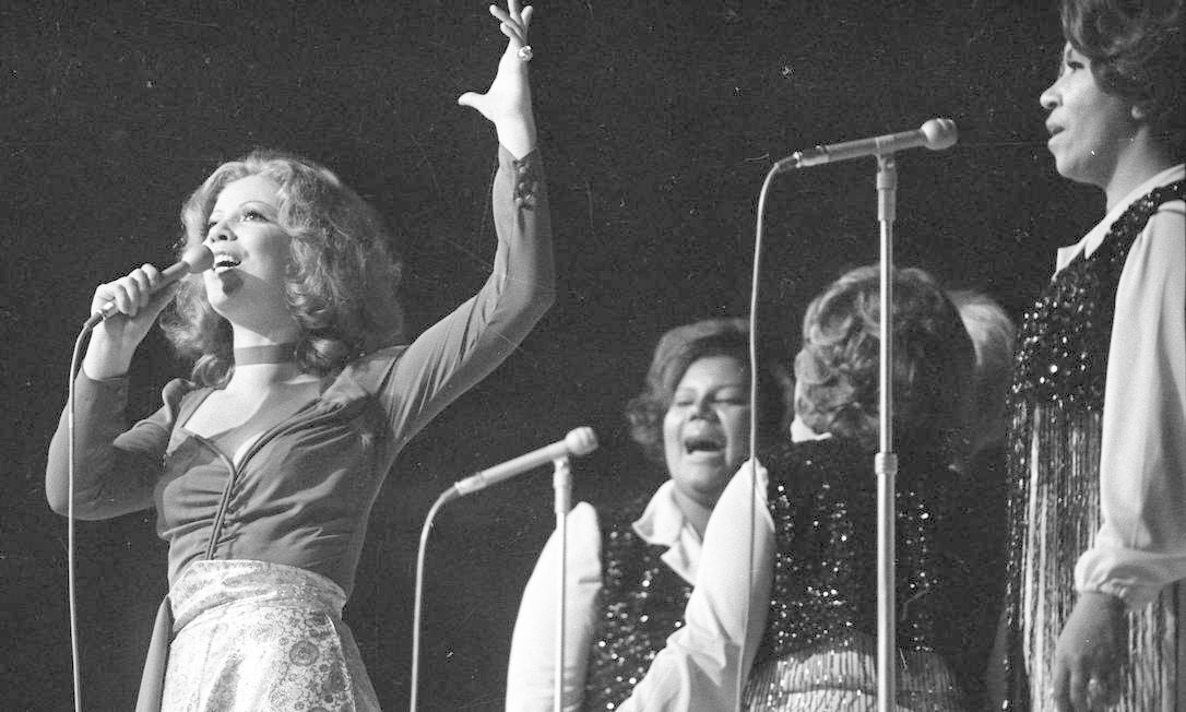 Beth Carvalho no Maracanãzinho em apresentação do V Festival Internacional da Canção (FIC) em 15 de outubro de 1970 Foto: Osmar Gallo / Agência O Globo