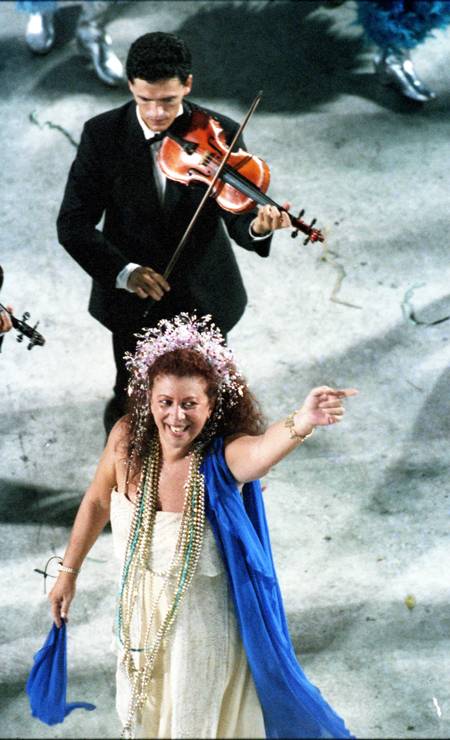 Beth Carvalho participou do desfile de 1995 da Beija-Flor, do enredo "Bidu Sayão e o canto de cristal" Foto: Cezar Loureiro / Agência O GLOBO