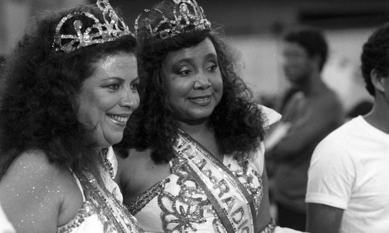 Beth Carvalho e Alcione caracterizadas como cantona época de ouro do rádio no desfile da Imperatriz Leopoldinense em 1987 Foto: Agência O Globo