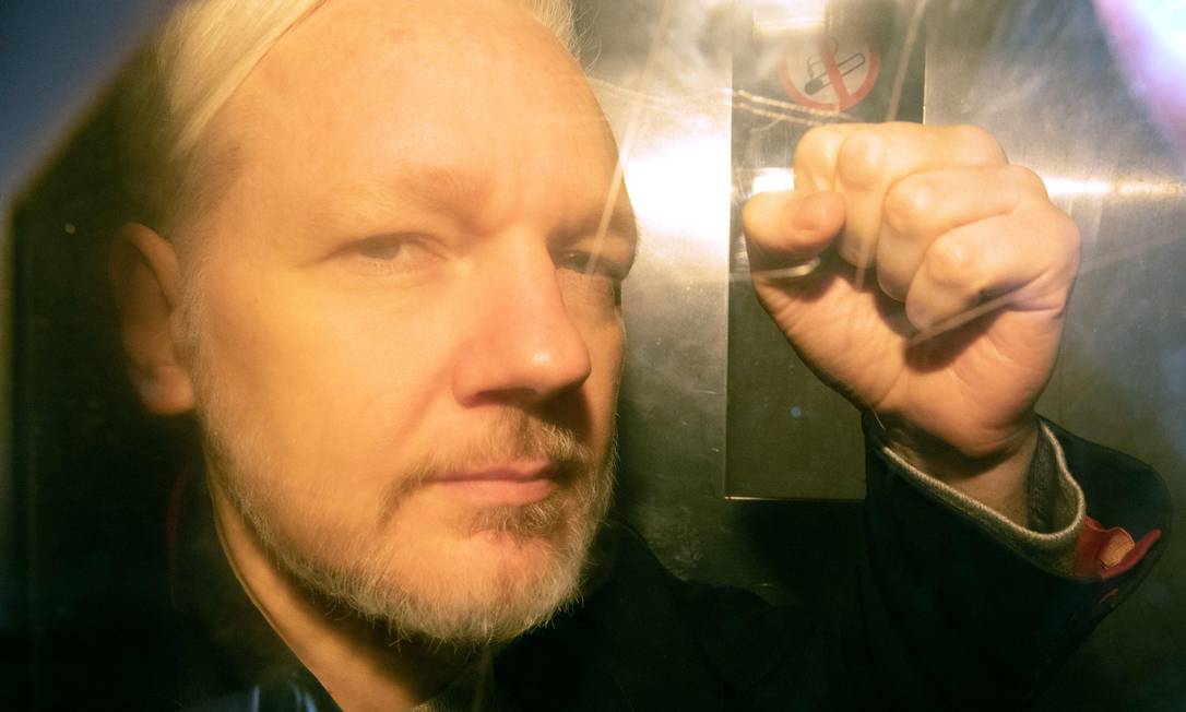 Assange chega ao tribunal de Londres onde receberia a sentença nesta quarta-feira, 1º de maio Foto: DANIEL LEAL-OLIVAS / AFP