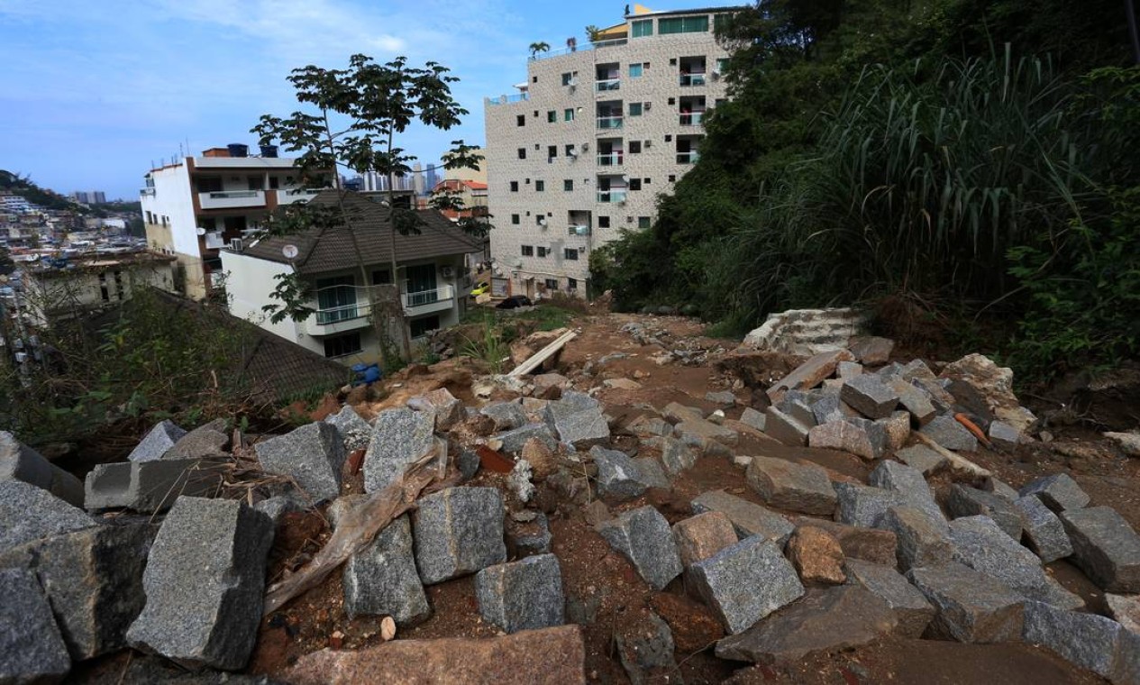 O que restou da Travessa Limoeiro, no Condominio Figueiras do Itanhangá Foto: Fabiano Rocha / Agência O Globo