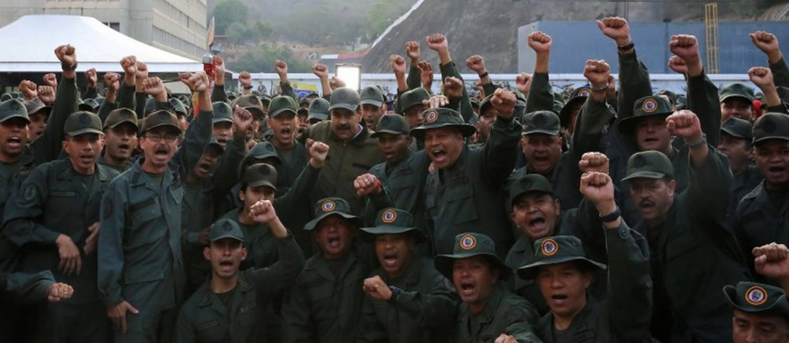 O presidente da Venezuela, Nicolás Maduro, posa com militares no Forte Tiuna, em Caracas Foto: HANDOUT / REUTERS