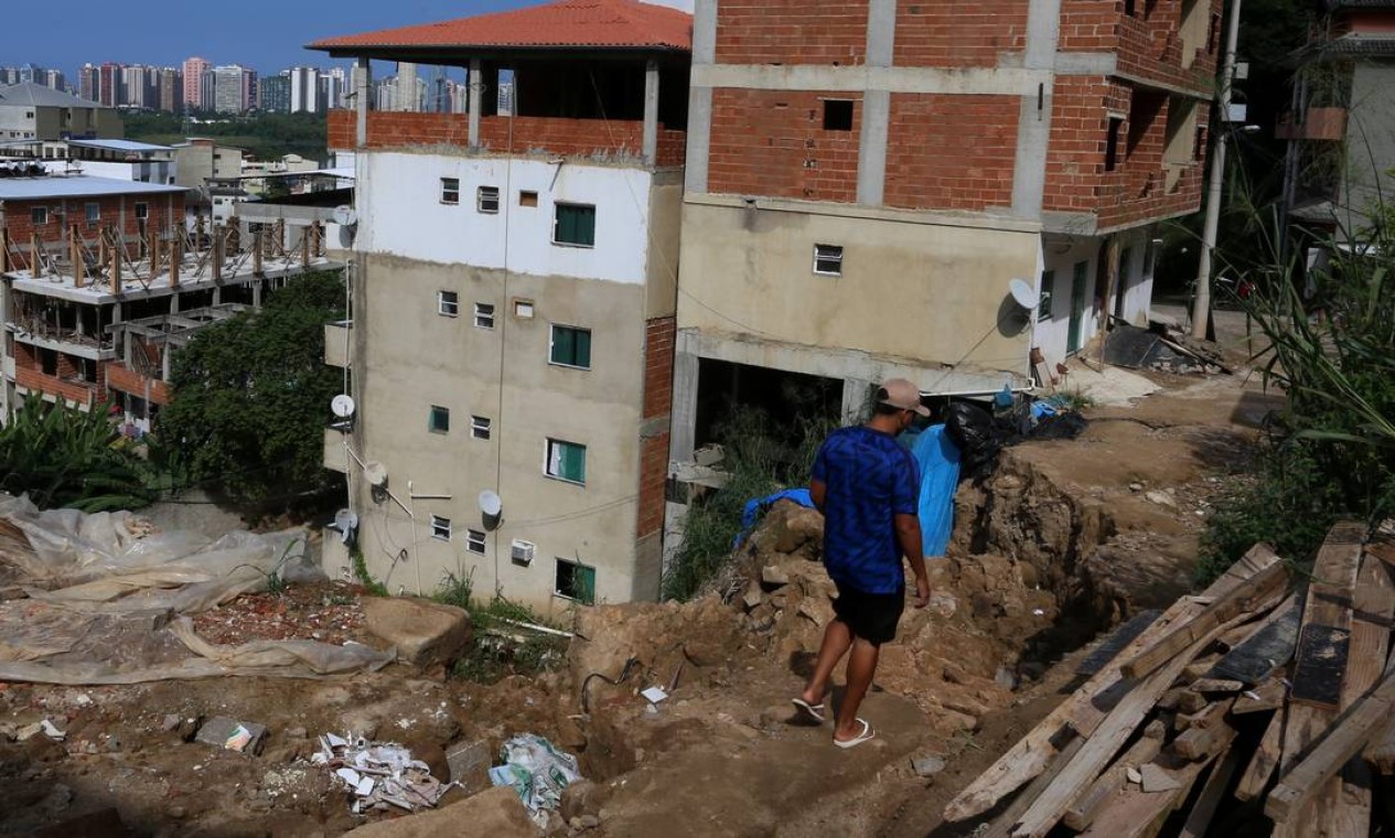 Homem anda em local onde dois prédios desabaram na Muzema Foto: Fabiano Rocha / Agência O Globo