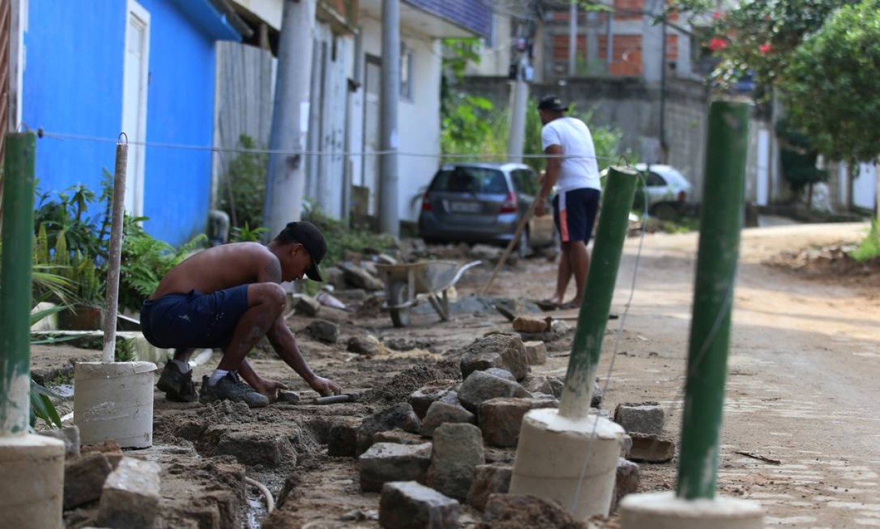 Morador reconstrói a Alameda José Abraão, no Condomínio Figueiras do Itanhangá Foto: Fabiano Rocha / Agência O Globo