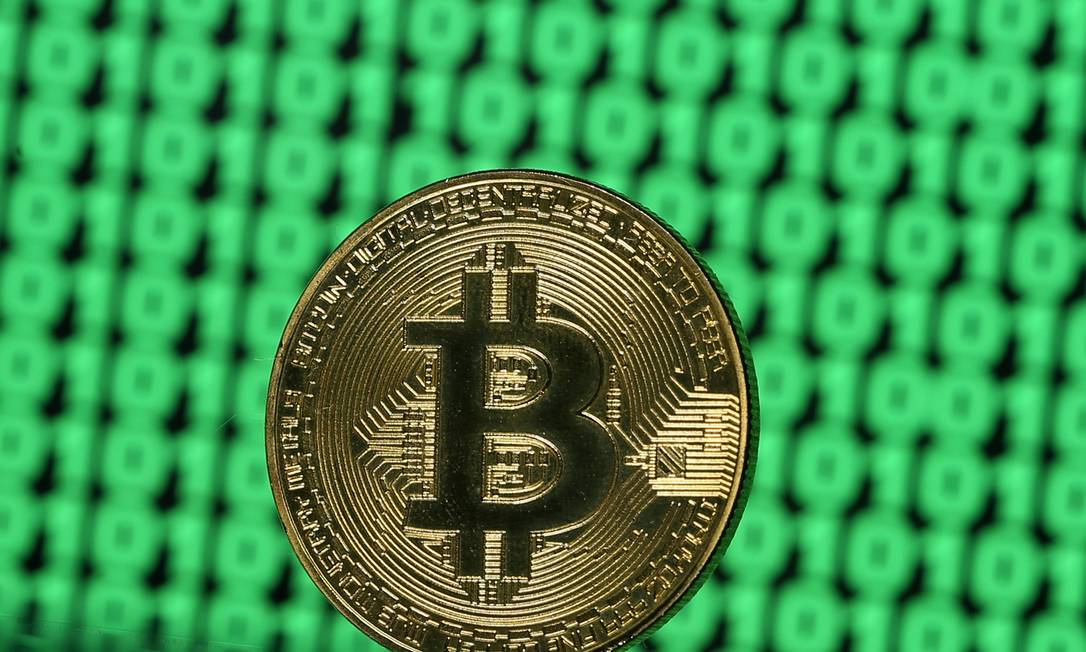 FILE PHOTO: A token of the virtual currency Bitcoin is seen placed on a monitor that displays binary digits in this illustration picture, December 8, 2017. Picture taken December 8. REUTERS/Dado Ruvic/Illustration/File Photo Foto: Dado Ruvic / REUTERS