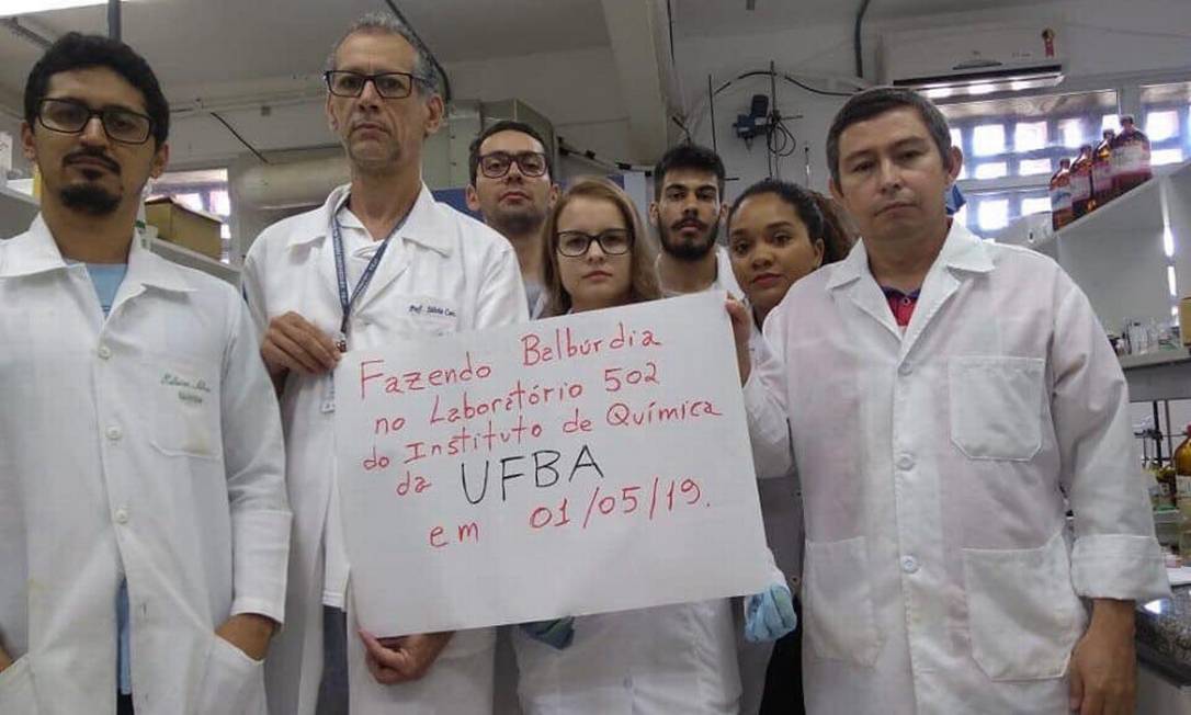 Pesquisadores da UFBA, uma das universidades acusadas pelo ministro da Educação como fonte de 'balbúrdia', protestam contra o corte de verbas Foto: Arquivo pessoal