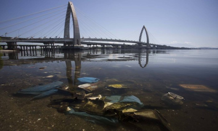 Poluição na Baía de Guanabara: lixo na Ilha do Fundão Foto: Márcia Foletto / Agência O Globo