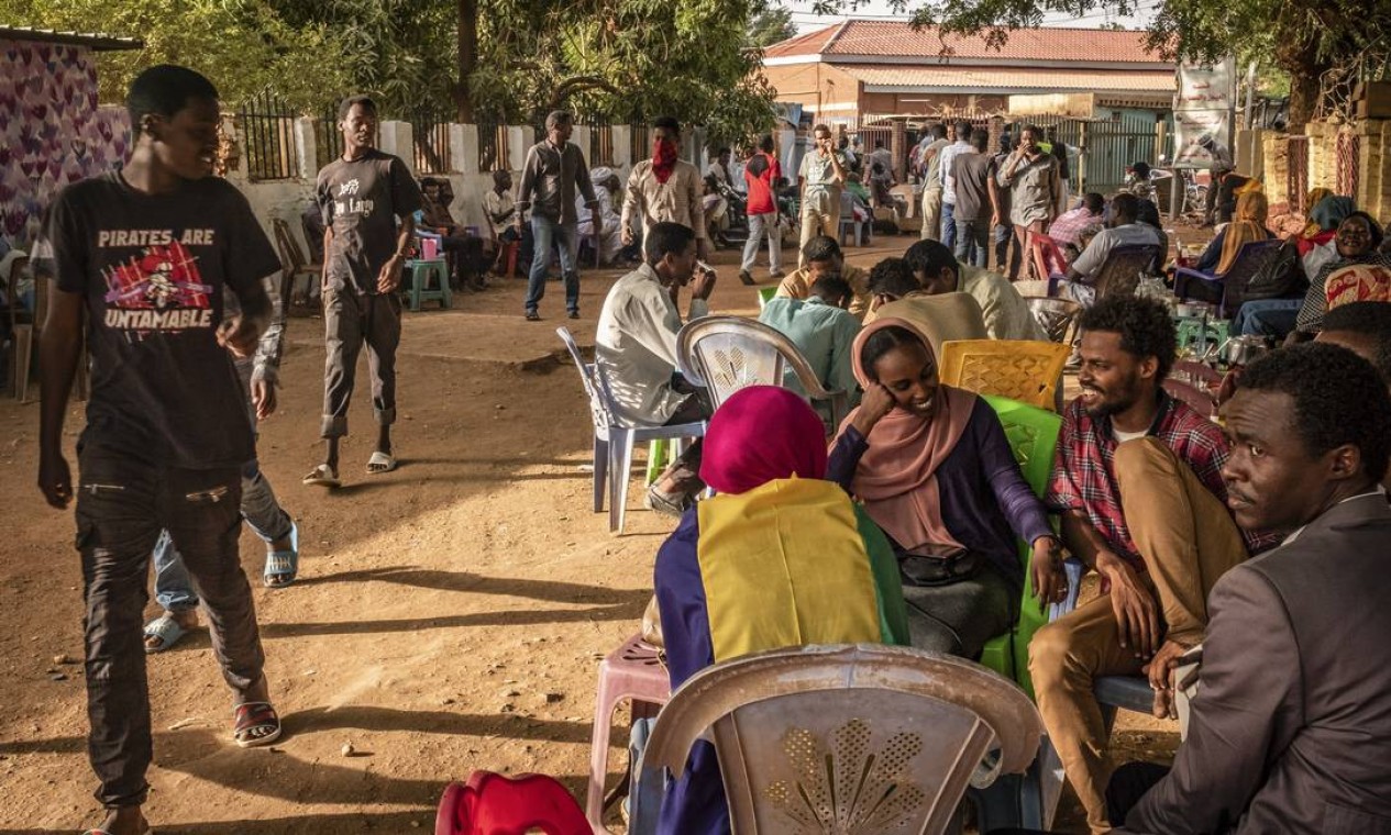 Gás lacrimogêneo, tiros e romance: uma incursão nos protestos do Sudão