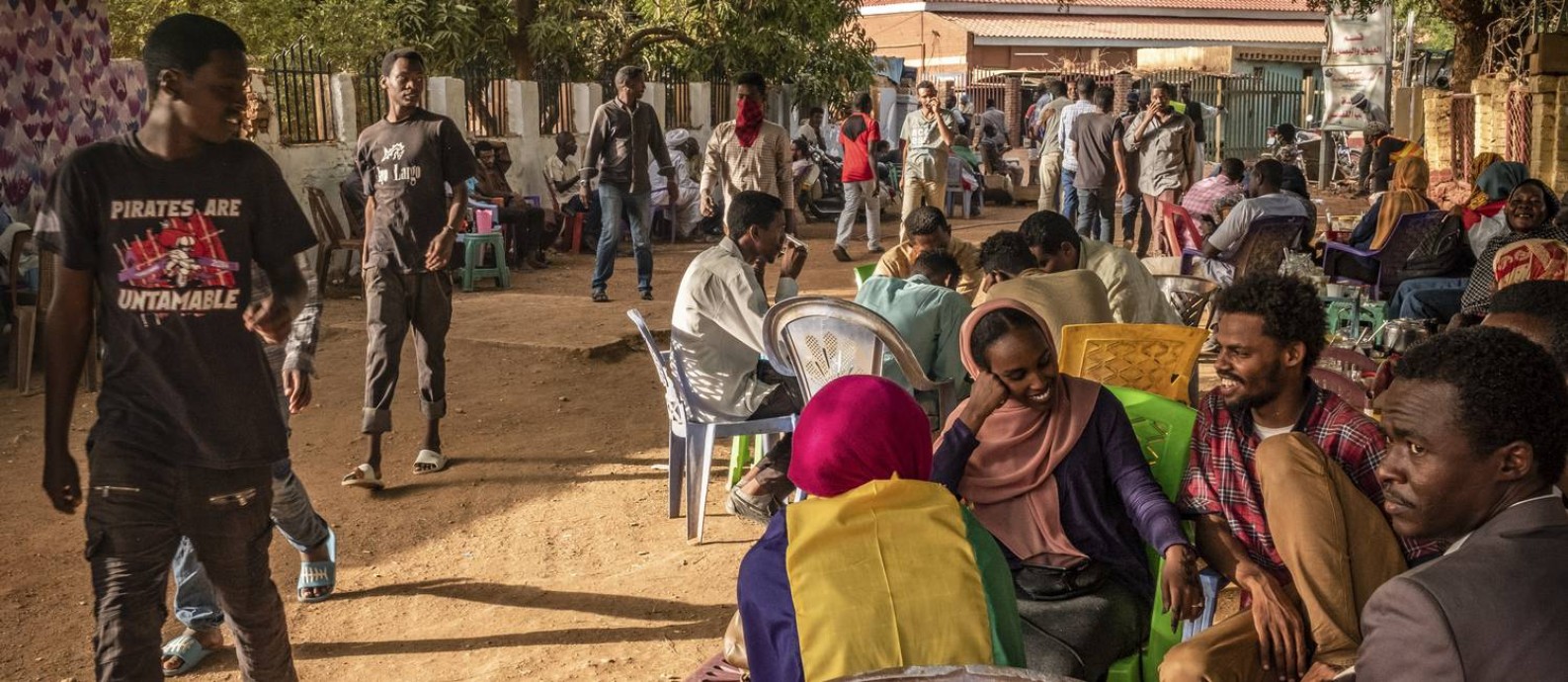 Gás lacrimogêneo, tiros e romance: uma incursão nos protestos do Sudão