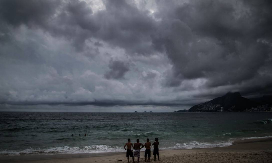 Tempo nublado na Praia de Ipanema: Salles cortou investimentos em projetos sobre mudanças climáticas Foto: Guito Moreto