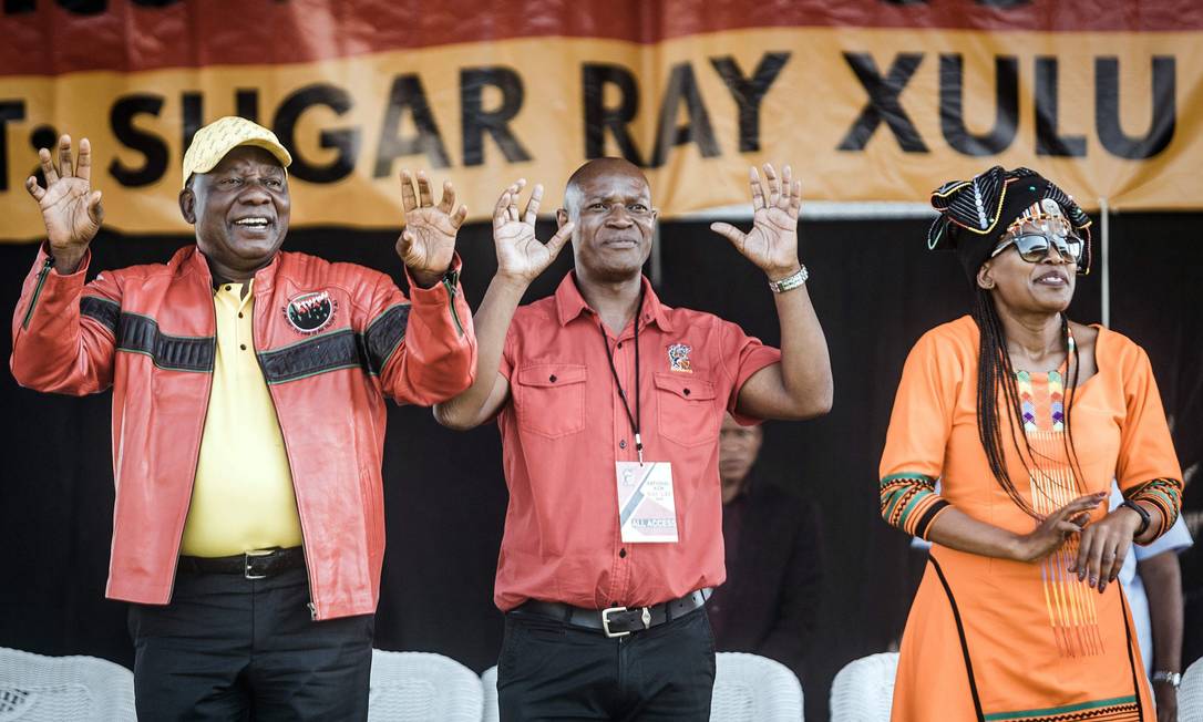O presidente Cyril Ramaphosa (esquerda), participa de comício para marcar o Dia do Trabalhado Foto: RAJESH JANTILAL / AFP