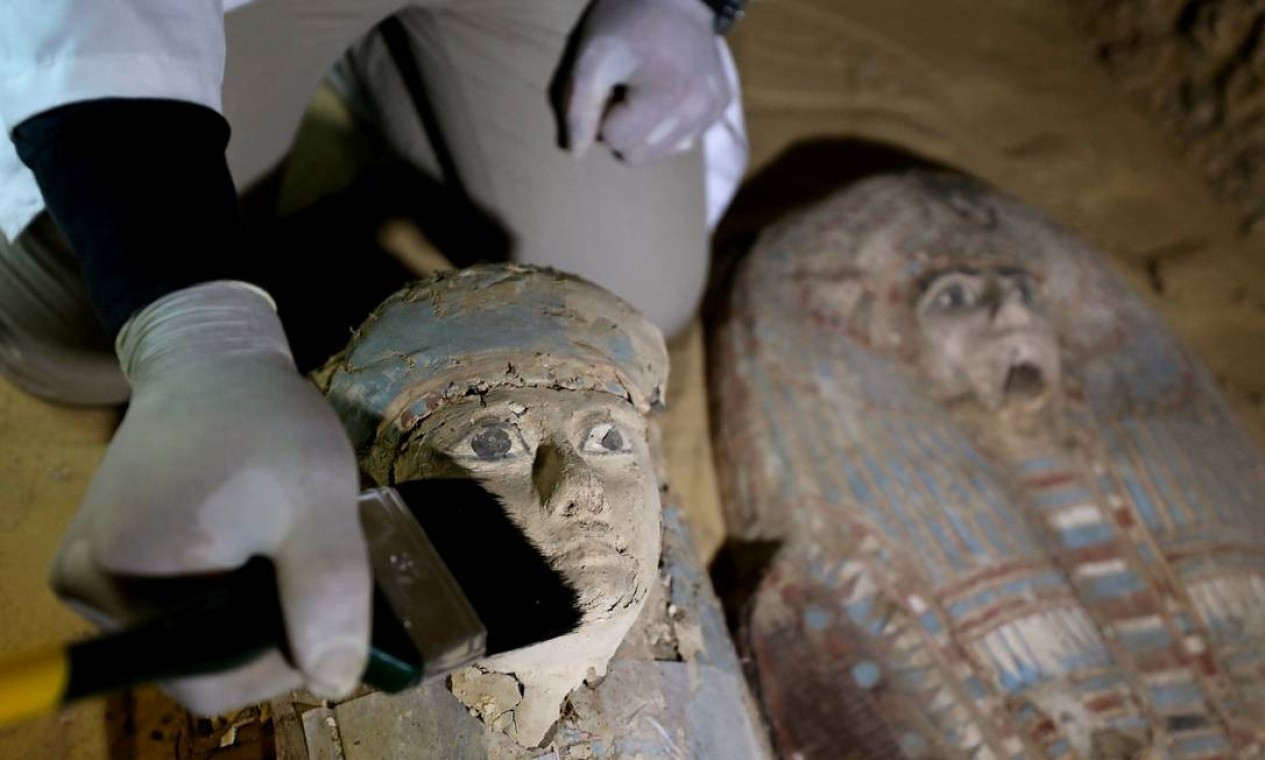 Dois antigos sarcófagos são vistos em cemitério descoberto perto das grandes pirâmides de Gizé Foto: Mohamed Abd El Ghany / Reuters