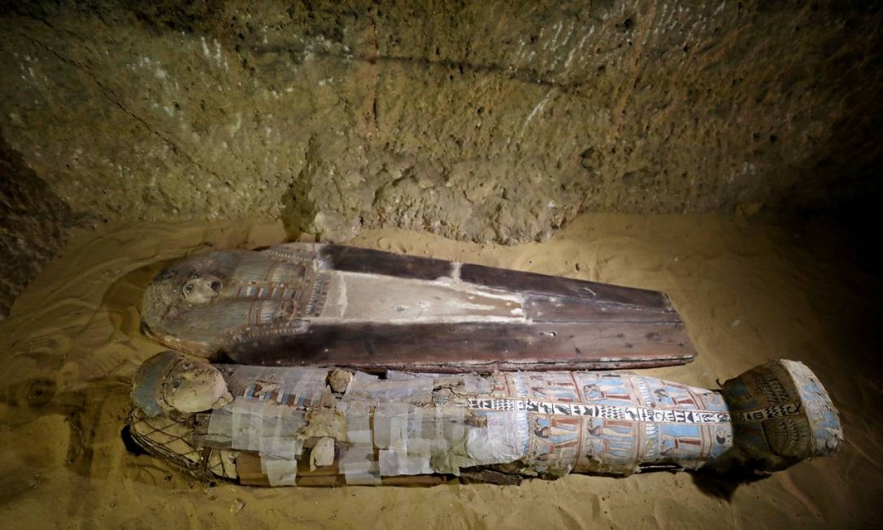 Dois sarcófagos encontrados no local Foto: Mohamed Abd El Ghany / Reuters