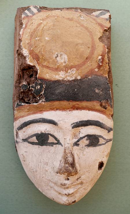 Outra máscara funerária achada no cemitério egípcio Foto: Mohamed Abd El Ghany / Reuters
