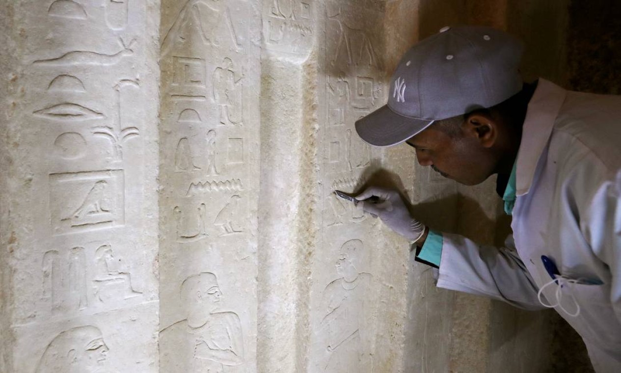 Um arqueólogo egípcio trabalha no cemitério recém-descoberto Foto: Mohamed Abd El Ghany / Reuters
