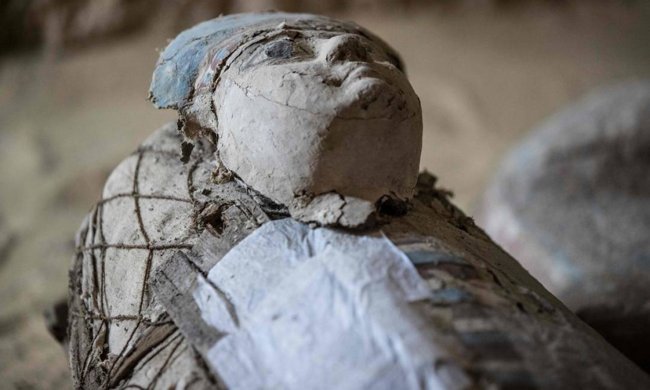Um sarcófago é visto dentro do poço funerário encontrado na periferia de Cairo Foto: Mahmoud Khaled / AFP