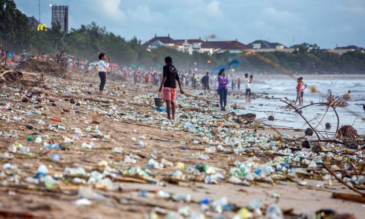 Poluição na praia de Kuta, em Bali, na Indonésia Foto: Divulgação/Maxim Blinkov/Shutterstock.com