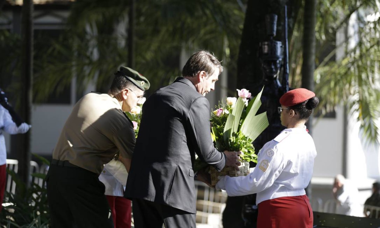 No início da cerimônia, Bolsonaro depositou flores no túmulo de Thomaz Coelho, considerado o fundador do Colégio Militar Foto: Gabriel Paiva / Agência O Globo