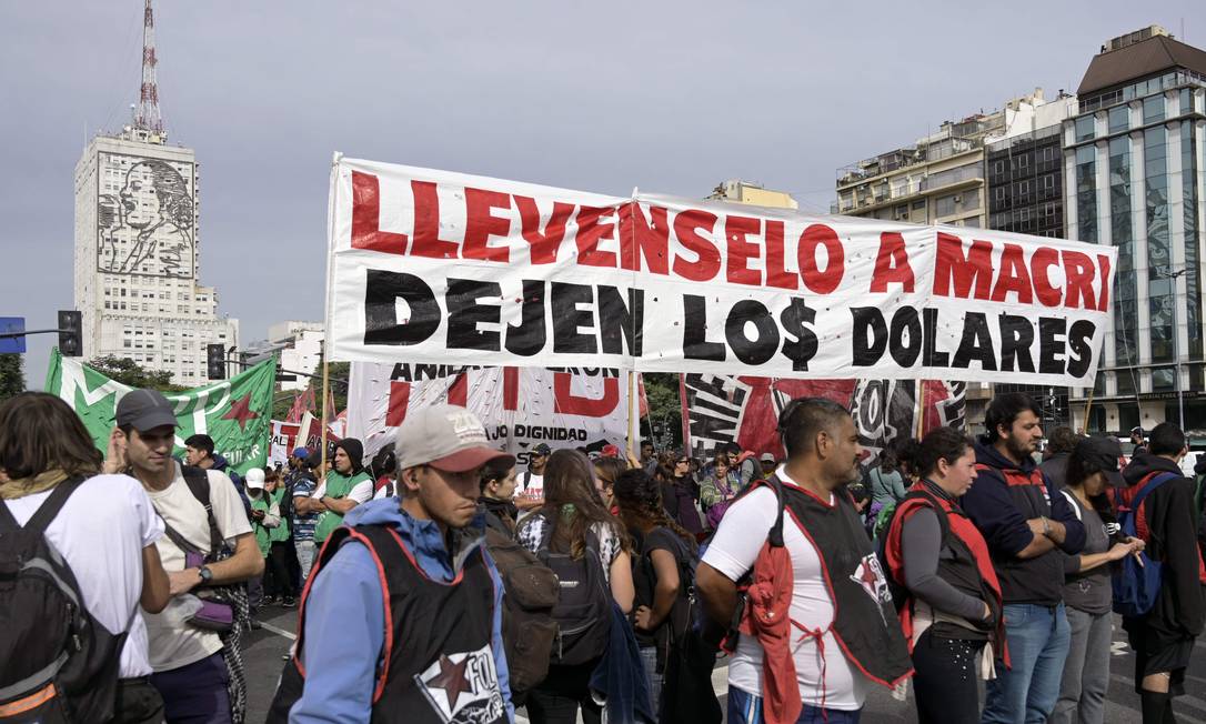 
Argentinos fazem protesto contra política econômica do presidente Mauricio Macri na icônica Avenida 9 de Julho, no centro de Buenos Aires, no último dia 30 de abril: crise econômica vem se agravando no país
Foto:
JUAN MABROMATA/AFP/30-04-2019
