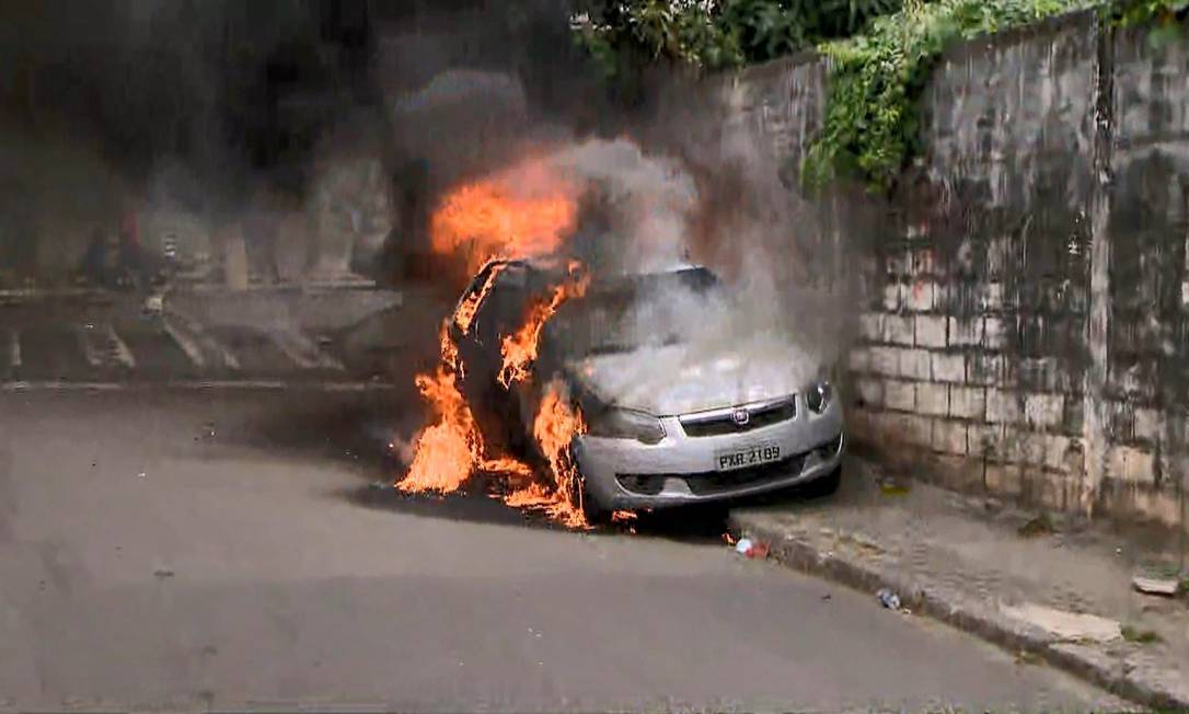 Carro foi incendiado, segundo testemunhas, por criminosos enquanto jornalistas cobriam prisão de suspeitos Foto: Reprodução/TV Gazeta