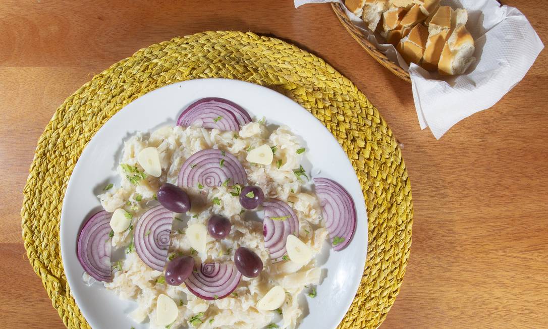 Aprenda a fazer a punheta de bacalhau do restaurante Bangalô, na Barra