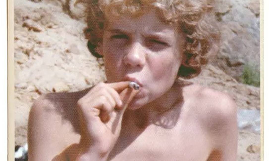 does flea smoke cigarettes Maconha, outras drogas e Chilli Peppers: a biografia de Flea